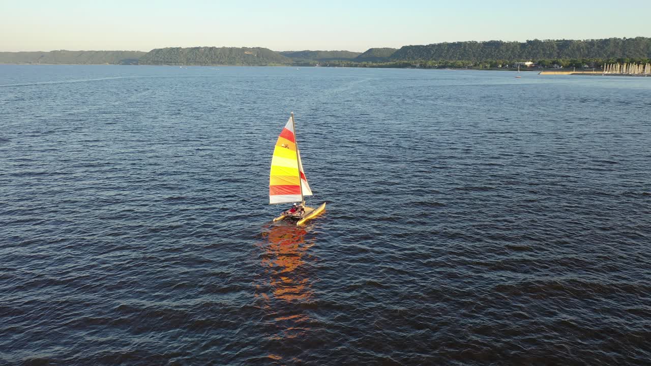 catamarán navegando por el río