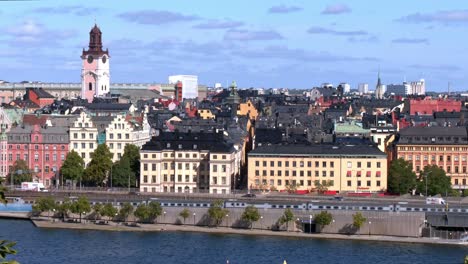 Stockholmer-Altstadt-Mit-Einem-Vorbeifahrenden-SJ-Schnellzug