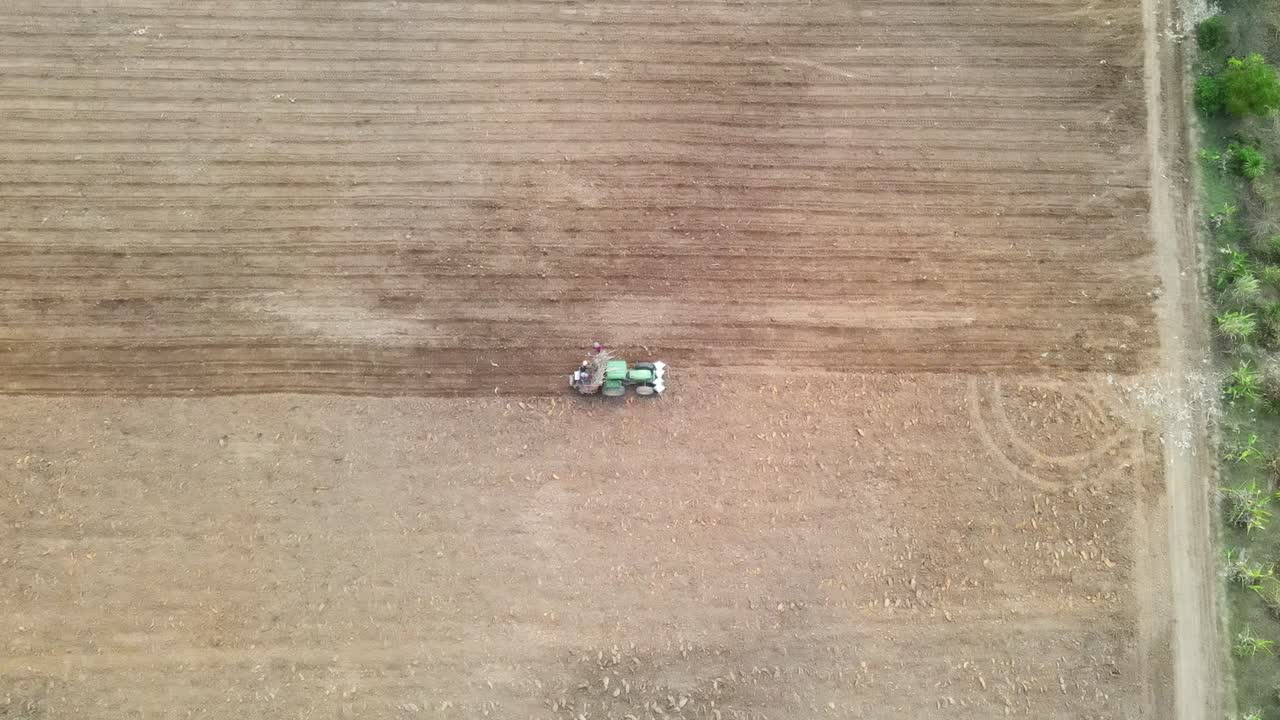 vista de arriba, el tractor está arando un gran campo.