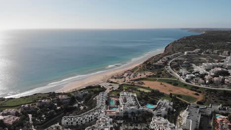 Hotels-Und-Ferienvillen-Mit-Blick-Auf-Den-Strand-Von-Porto-Mos,-Lagos,-Portugal