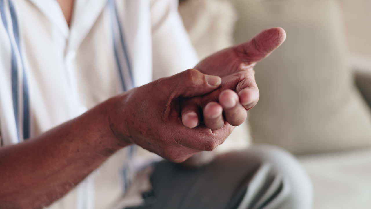 hombre anciano con dolor de mano