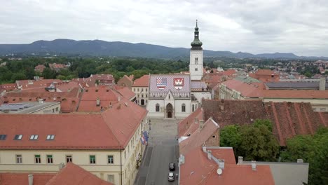 z lotu ptaka: kościół św. marka w zagrzebiu w chorwacji