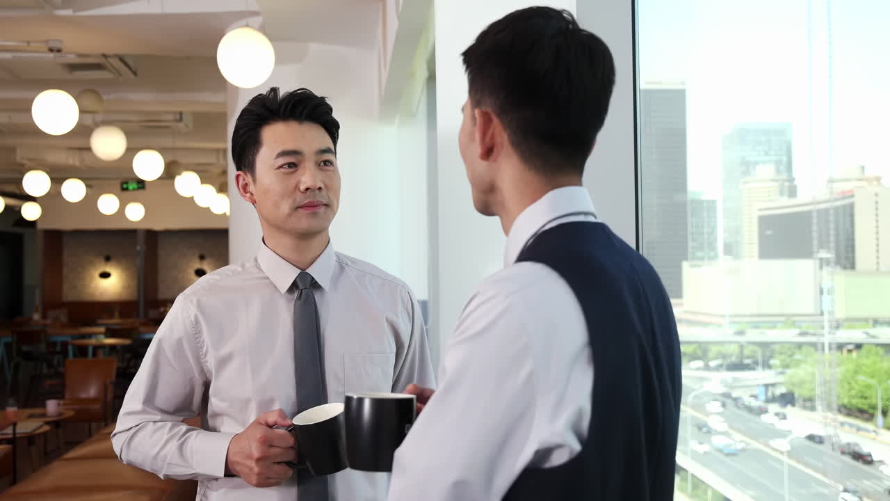 兩位積極自信的商務人士在現代辦公室的咖啡休息時間愉悅地交談，主管提供實用意見，他們對著窗外城市景色進行策略腦力激盪。