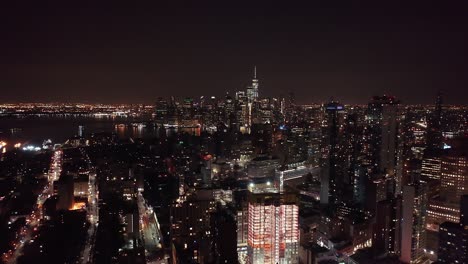 Imágenes-De-Drones-Del-Horizonte-De-La-Ciudad-De-Manhattan-Por-La-Noche,-Tomadas-Desde-Brooklyn,-Nueva-York