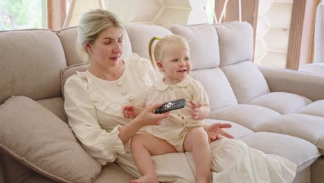 madre e hija viendo la televisión