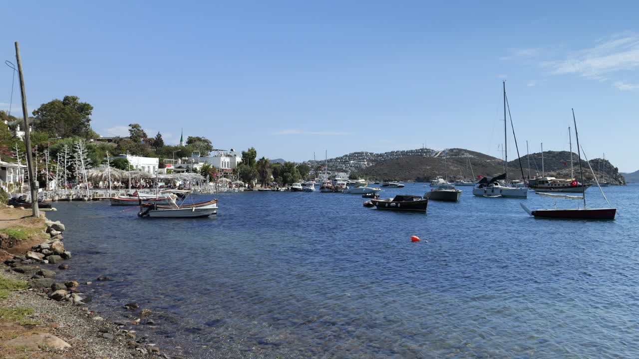 barcos y yates en el pueblo costero de gumusluk en bodrum, turquía