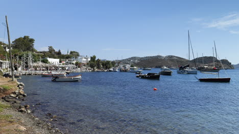 boote und yachten im küstenort gumusluk in bodrum, türkei