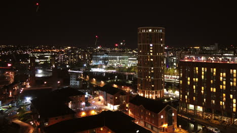 Zeitraffer-Von-Granary-Wharf,-Leeds-Bei-Nacht-Mit-Schmalem-Erntegut