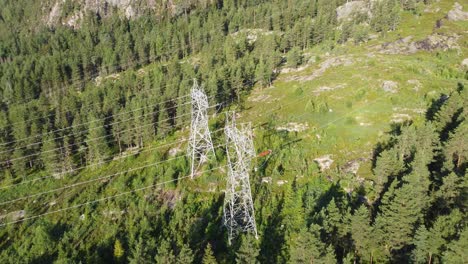 Annäherung-An-Riesige-Hochspannungsleitungen-In-Den-Norwegischen-Bergen-–-Verteilung-Und-Export-Von-Strom-Aus-Erneuerbaren-Energiequellen-–-Luftaufnahme-Von-Weitem-Bis-In-Die-Nähe