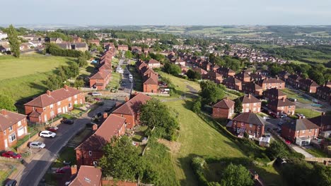 imágenes de drones en cámara lenta de la infame finca del consejo de dewsbury moor en el reino unido