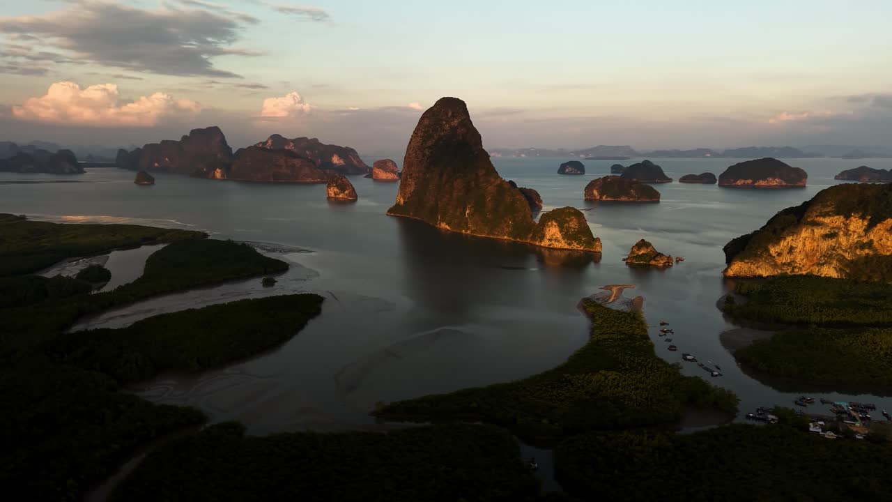 Các đảo đá vôi biểu tượng và rừng ngập mặn tươi tốt của Vịnh Phang Nga dưới bầu trời hoàng hôn ngoạn mục
