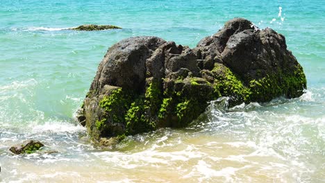 Meereswellen-Krachen-Auf-Den-Felsen-Mitten-Am-Strand