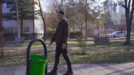 el hombre con discapacidad visual está caminando en el parque con la ayuda de su bastón.