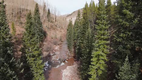 Arroyo-En-Colorado-Con-Video-De-Drones-Avanzando-En-Cámara-Lenta