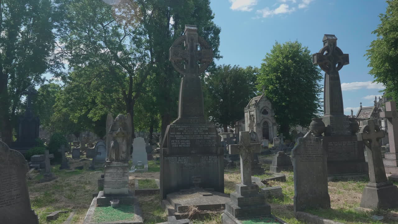 pan de antiguas lápidas y criptas.