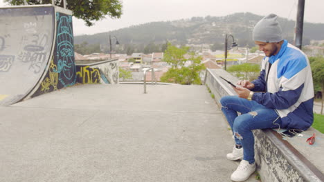 joven usando una tableta en un parque