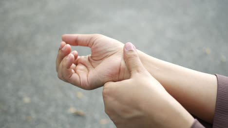 Junge-Frauenhände-Leiden-Unter-Handgelenksschmerzen,