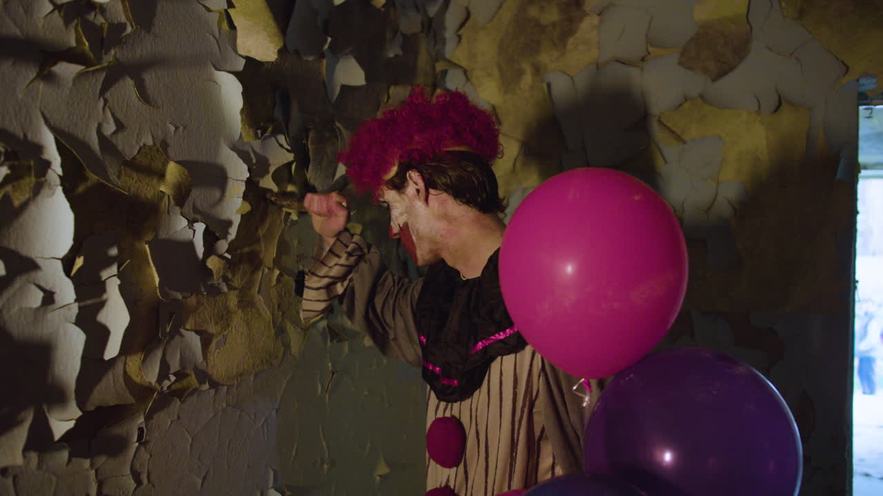 страшный клоун в заброшенном доме