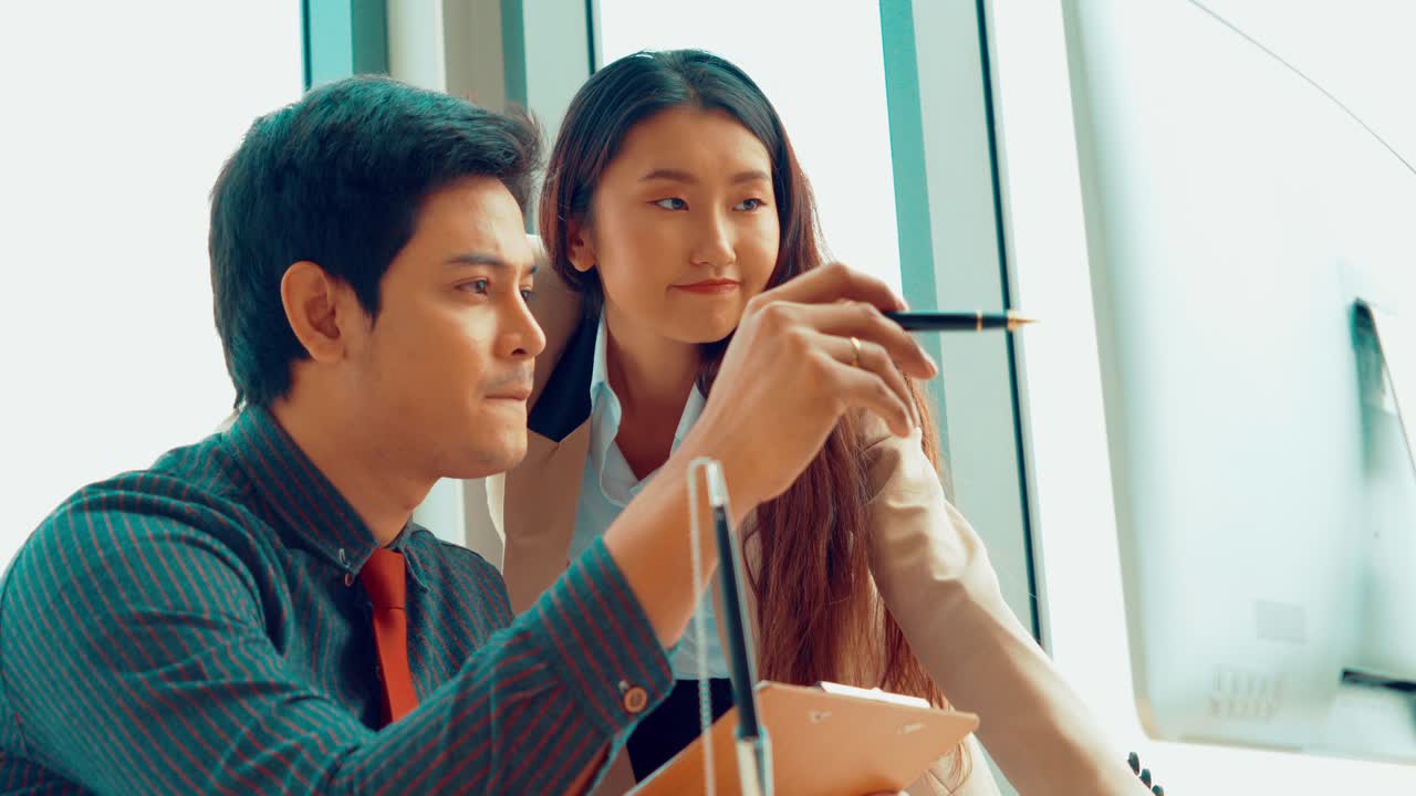 두 명의 사업가들이 사무실에서 프로젝트 전략에 대해 이야기합니다.