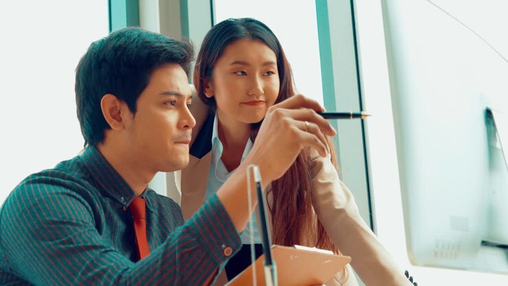 2人のビジネスマンがオフィスでプロジェクト戦略について話す