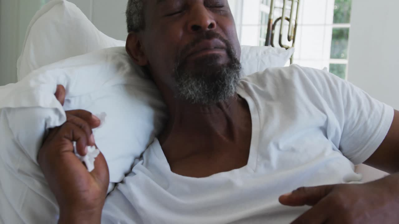 침대에서 다양한 고령 커플 남자가 코를  ⁇ 고 여성이 잠을 자는 동안 불편합니다.