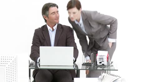 hombre de negocios y mujer de negocios hablando en la oficina