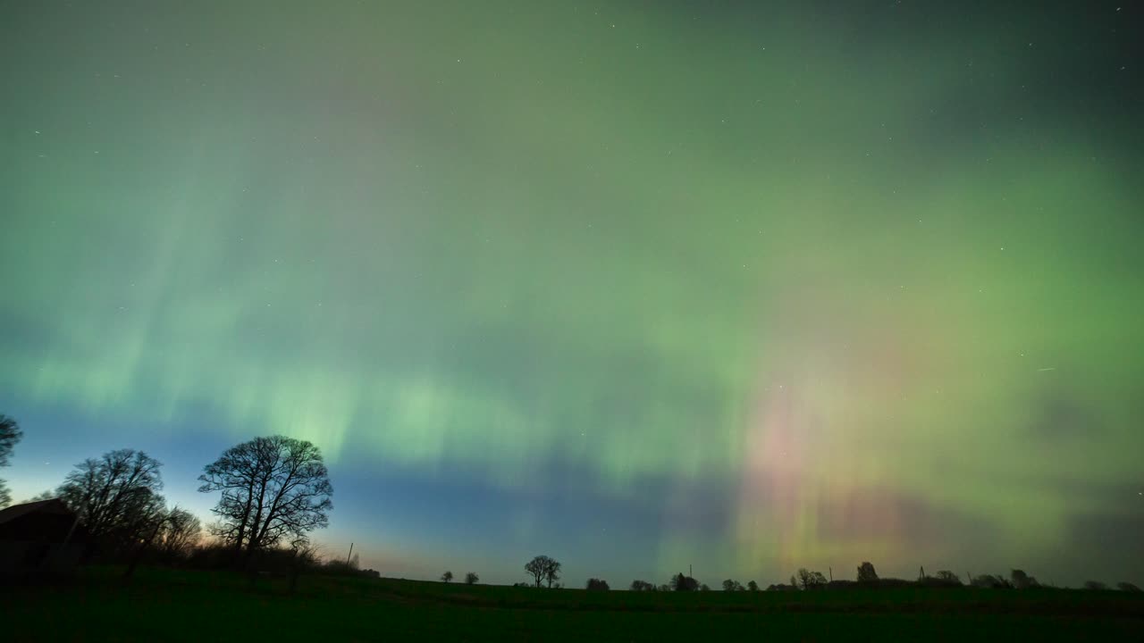 aurora boreal luces del norte durante una fuerte tormenta solar sobre el norte de europa