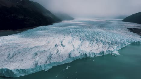 el glaciar perito moreno desde arriba, vista aérea desde un avión no tripulado
