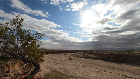 barranco seco de lapso de tiempo del desierto de verano