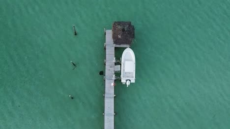 vista de pájaro de un embarcadero de madera en las bahamas