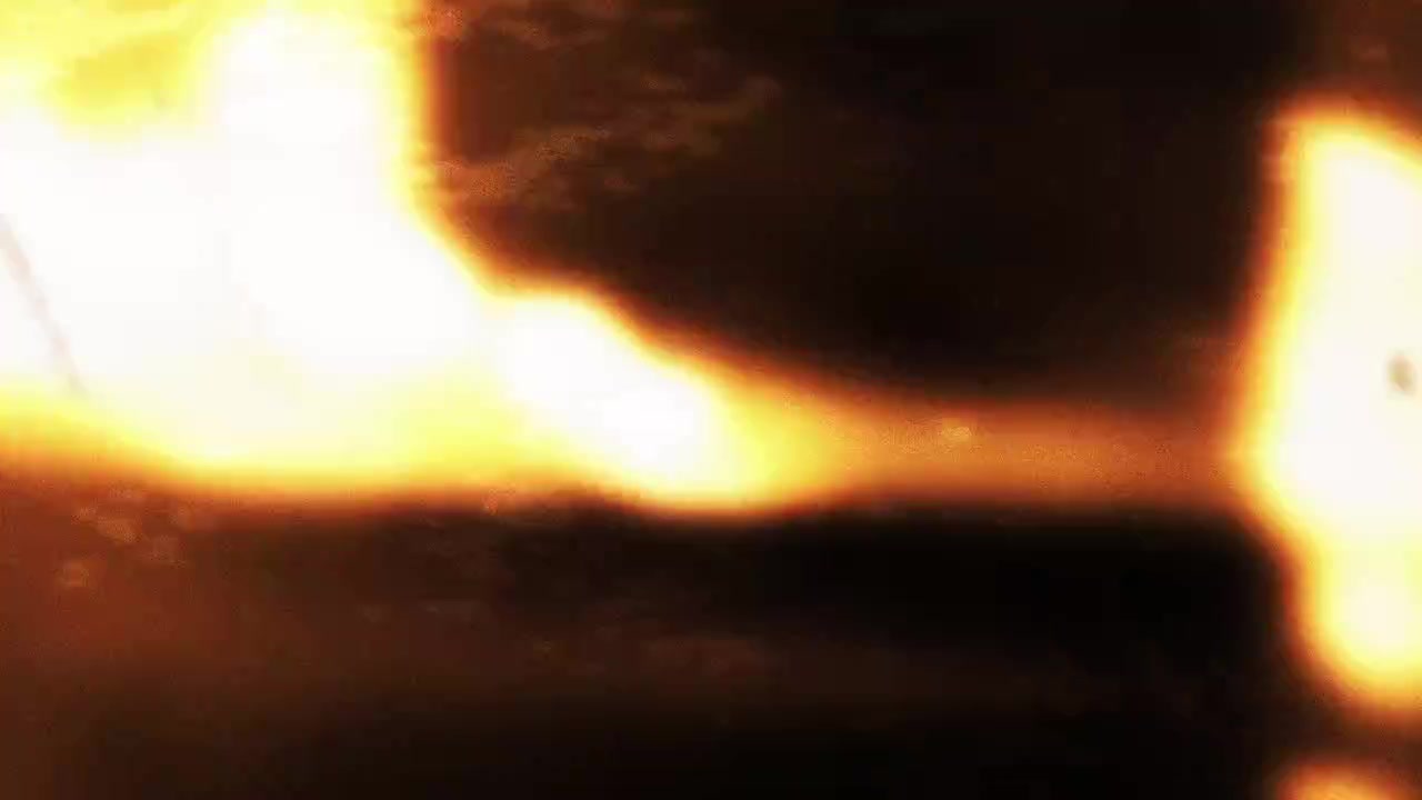 Sovrapposizioni astratte di perdite di luce dorata e bagliori.