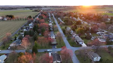 Sonnenuntergang-über-Einem-Wunderschönen-Viertel-In-Amerika