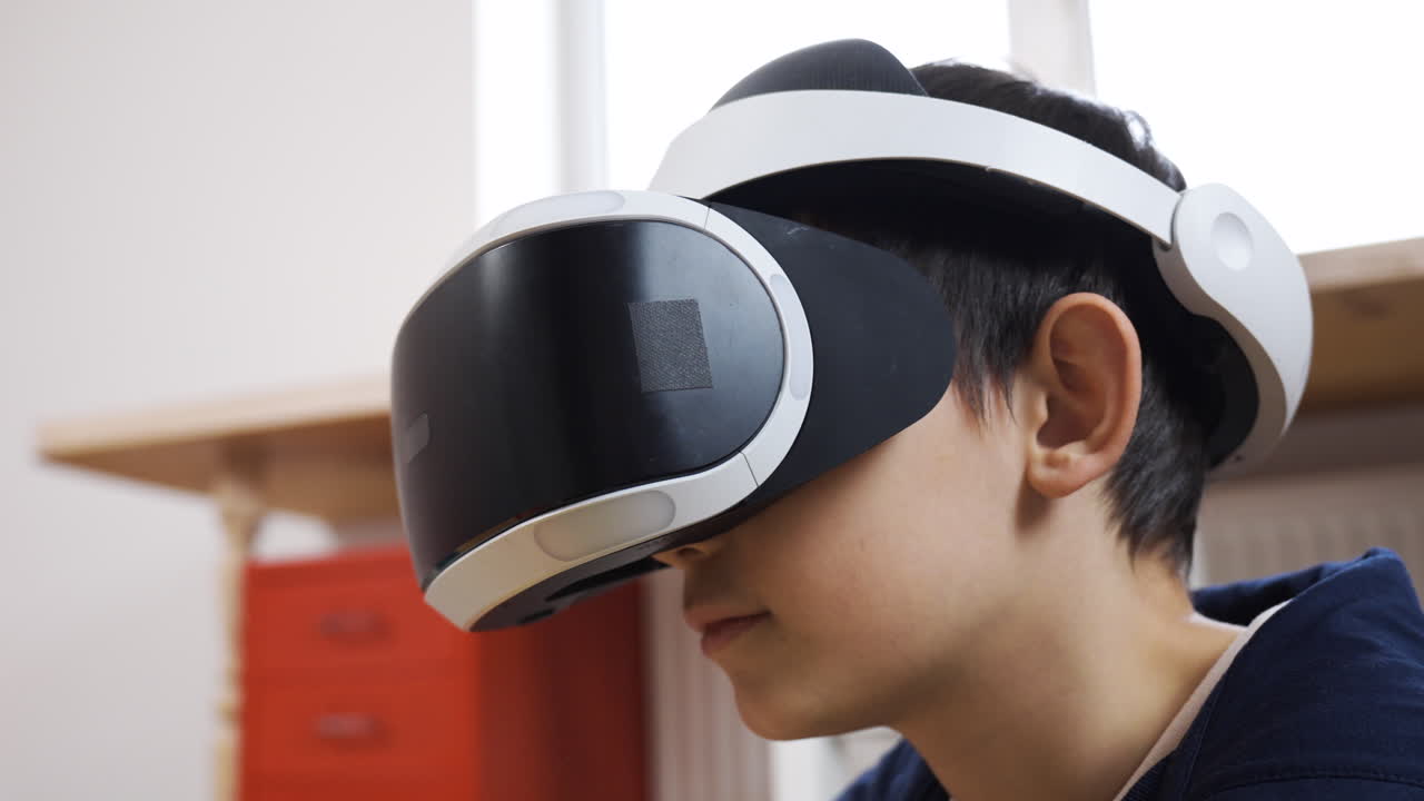 집에서 스마트폰을 사용하는 행복한 소년