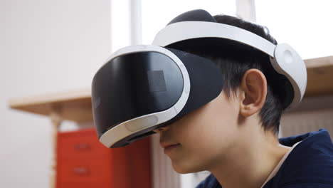 niño feliz usando teléfono inteligente en casa