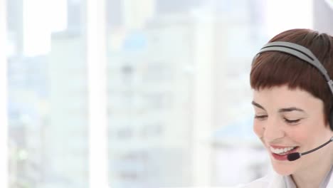 mujer de negocios animada con auriculares