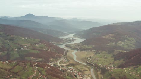 Landschaft-Der-Bergketten-Mit-Stadtbild-Während-Des-Nebligen-Tages-In-Tutin-In-Serbien