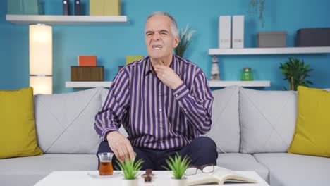 un anciano con dolor de garganta.