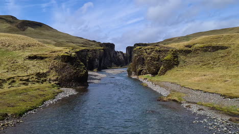 Fjadrargljufur-Canyon,-Natürliches-Wahrzeichen-Islands-An-Einem-Sonnigen-Sommertag