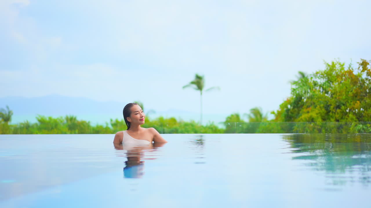 Schöne Frau entspannt sich im Infinity-Pool auf einer tropischen Insel, mit Freifläche für Text.