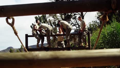 soldado militar cruzando la cuerda durante el curso de obstáculos 4k