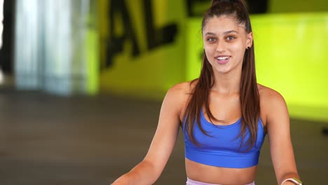 mujer joven en un gimnasio