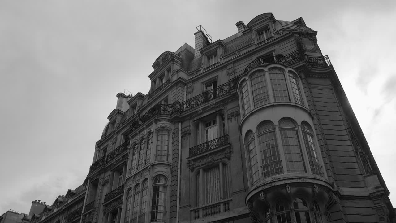 Architettura Haussmanniana di un edificio in bianco e nero.