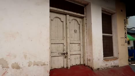 Alte-Und-Weiße-Typische-Sansibar-Tür-In-Der-Altstadt-Von-Stone-Town,-Bekannt-Als-Mji-Mkongwe