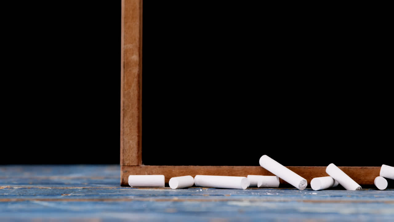 도형 설정과 함께 페인트 브러쉬와 팔레트의 애니메이션, 도자기와 차크보드 위에