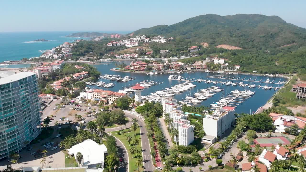 puerto de ixtapa. marina de zihuatanejo con drone. playa