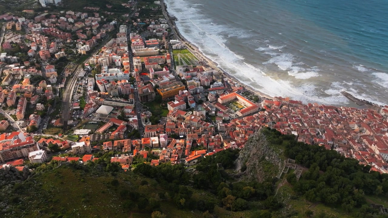 Panoramica aerea alta della città costiera di Cefalù in Sicilia, Italia, 4K