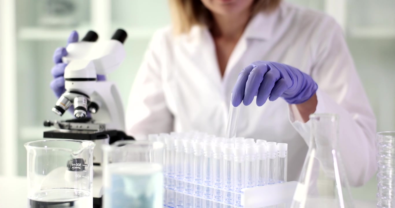 Esplorare la scoperta scientifica in un laboratorio vivace durante le ore di ricerca