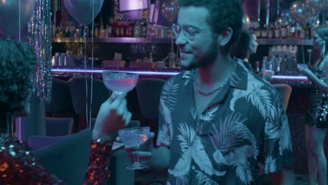 amigos bailando en una fiesta