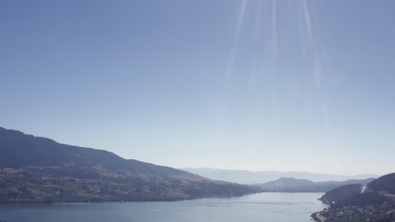 조감도에서 공중 파나라믹 상향 카메라로 뜨거운 화창한 여름날 산 별장이 있는 호수 계곡에서 반짝반짝 빛나는 햇빛까지