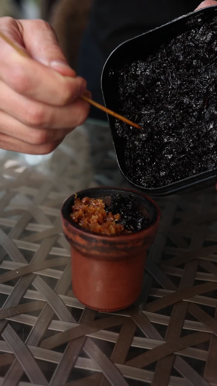 preparando un narguile